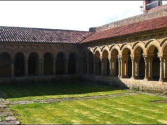 Santillana del Mar   Clautro Románico Colegiata